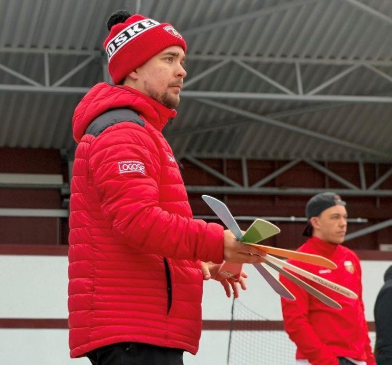 HAASTATTELUSSA PELINJOHTAJA SANTERI SÄRKINEN